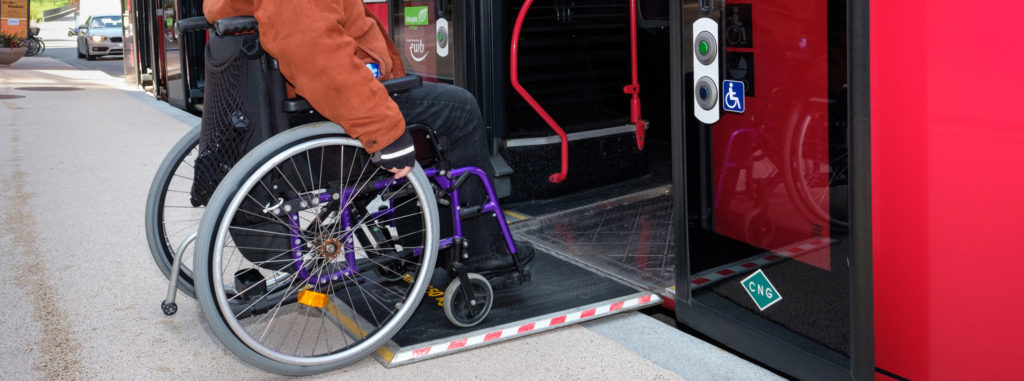 Rollstuhl auf Klapprampe bei fast ebener Einfahrt