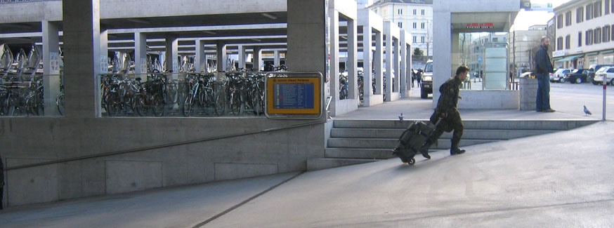 Rampe Bahnhof Chur, Soldat mit Rolltasche